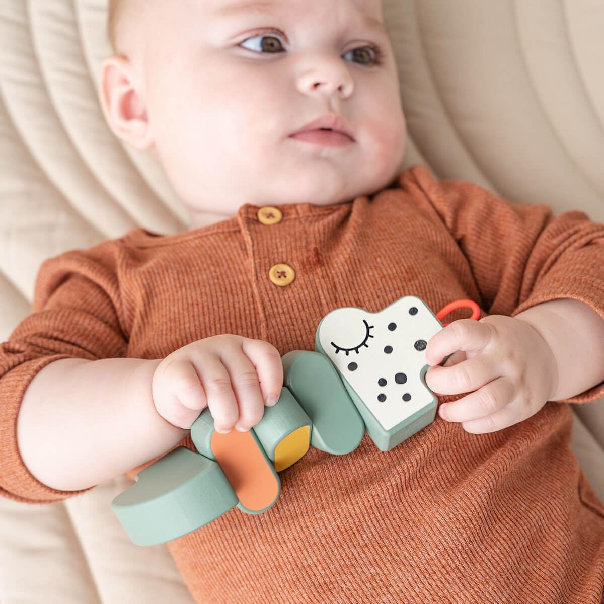 Done by Deer Twist & Turn Spielzeug Croco Grün - Baby Spielzeug das fördert die Feinmotorik